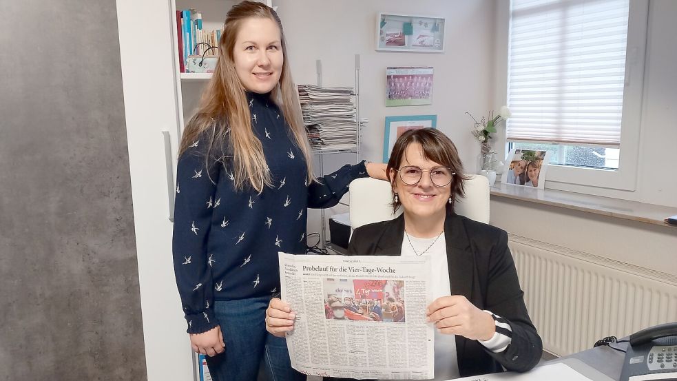 Die Unternehmerin Gesa Meyer-Brüna (rechts) erfuhr durch diese Zeitung von der bundesweiten Pilotstudie zur Vier-Tage-Woche in Deutschland. Neben ihr ist Inga Brummer, Qualitätsbeauftragte der Praxengemeinschaft.