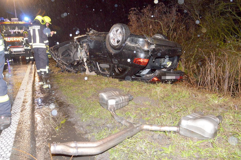 Die Feuerwehr musste den Mann aus dem Wagen befreien. Bild: Dirks