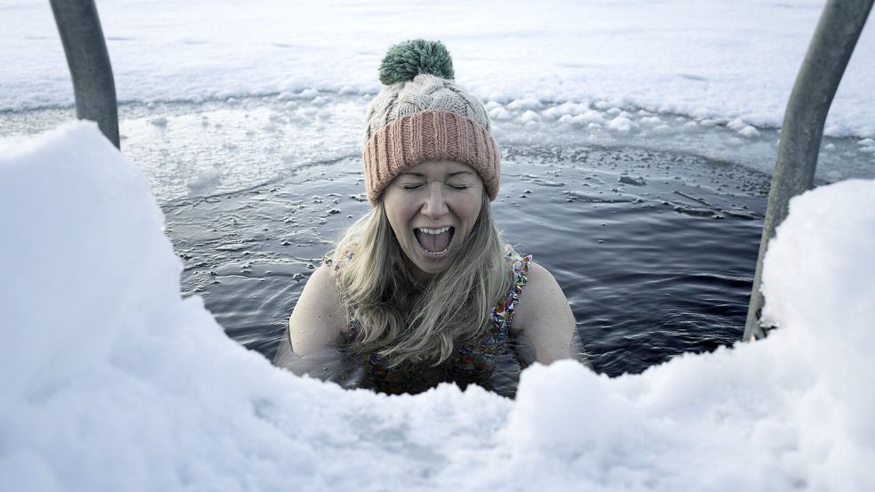Man kann ein Loch in den zugefrorenen See schlagen – positive Effekte auf den Körper sollen aber auch schon Wassertemperaturen von knapp unter 20 Grad haben. Foto: IMAGO/Cavan Images
