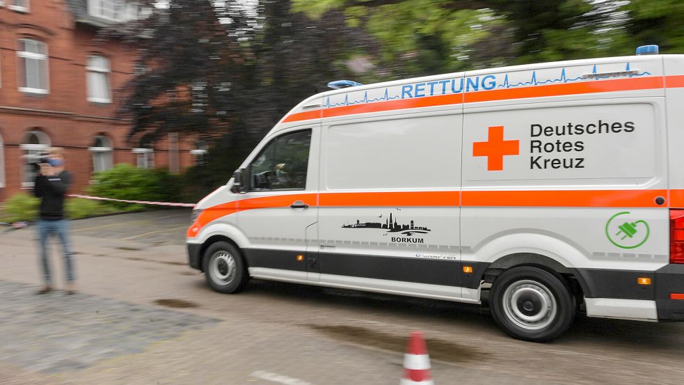 Seit vielen Jahren betreibt das DRK den Rettungsdienst für den Landkreis Leer. Die Rettungswache in Leer ist zu klein und veraltet – doch Neubaupläne wurden bisher nicht umgesetzt. Foto: Ortgies/Archiv