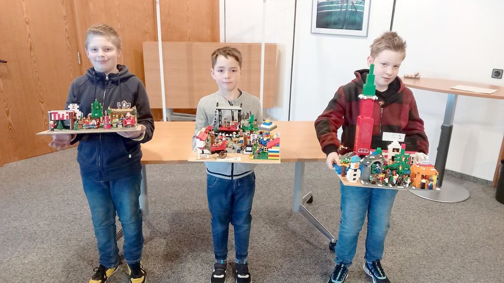 Mats Meyer (von links, Platz 3), Fiete Wahrheit (Platz 1) und Hanno Cornelius (Platz 2), präsentieren ihre Gewinner-Legowelten. Fotos: Scherzer