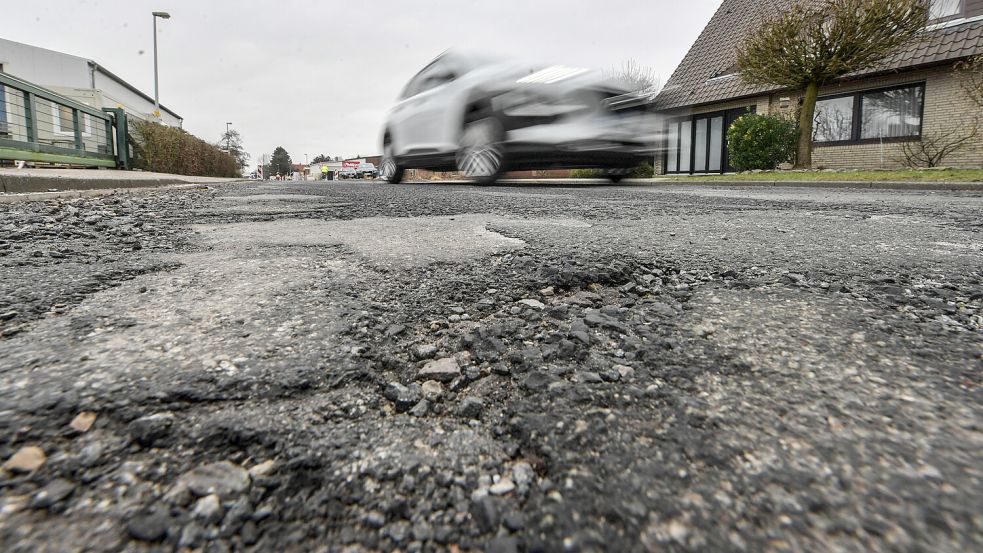 Die Fahrbahn der Straße Am Emsdeich ist in einem sehr schlechten Zustand. Foto: Ortgies