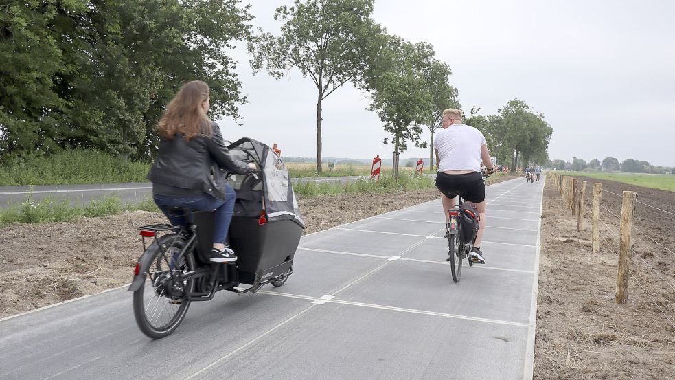 In der niederländischen Provinz Utrecht ist ein Radweg mit Sonnenkollektoren in Betrieb genommen worden. Foto: Aleksandar Furtula/AP/dpa