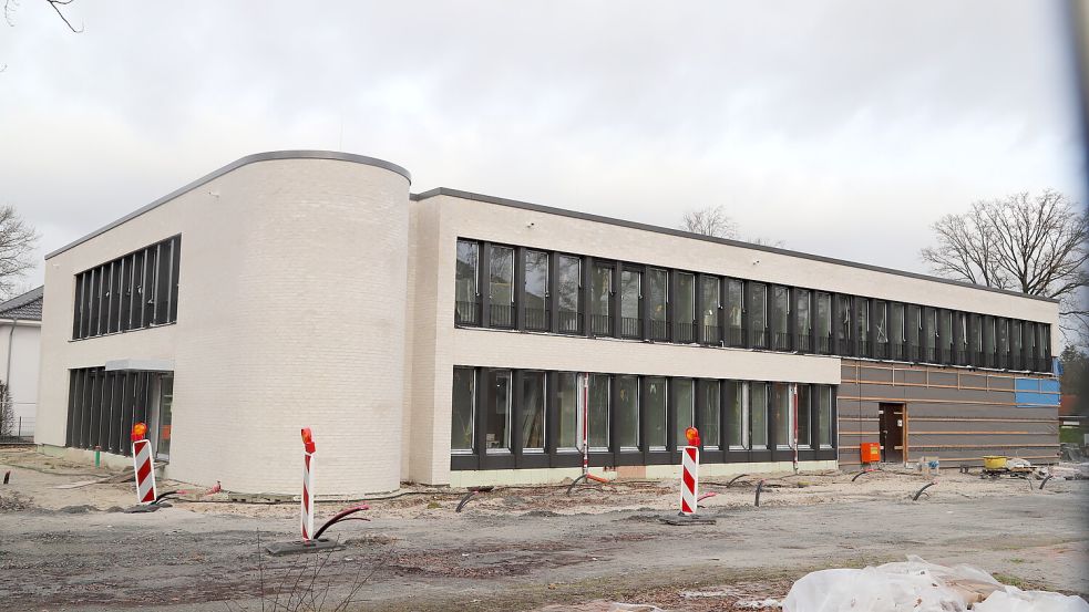 Der Rathaus-Neubau in Barßel ist fast fertig. Immer noch wird im Rat der Gemeinde über die Kosten gestritten. Foto: Passmann