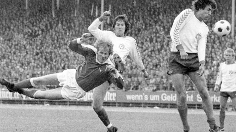 Volker Ohling (SV Werder Bremen, li.) gegen Klaus Bruckmann und Kees Bregman (beide Duisburg). Foto: imago/Schumann