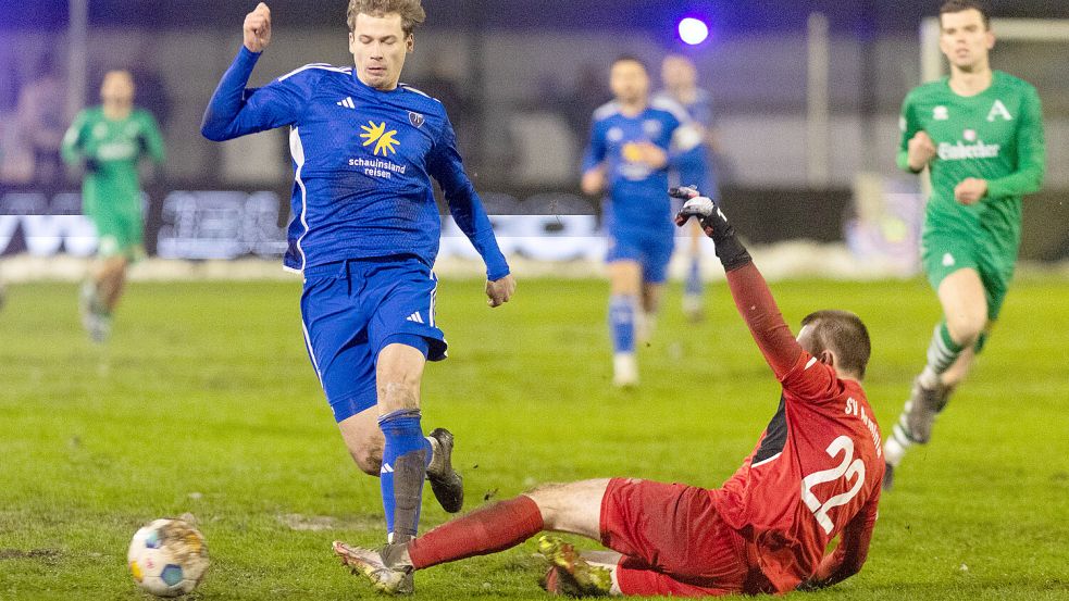 Sein letztes Oberliga-Spiel bestritt Kickers (links David Schiller) Anfang Dezember gegen Arminia Hannover. Die Arminen könnten am 18. Februar nun auch der erste Gegner in diesem Jahr sein. Foto: Doden/Emden