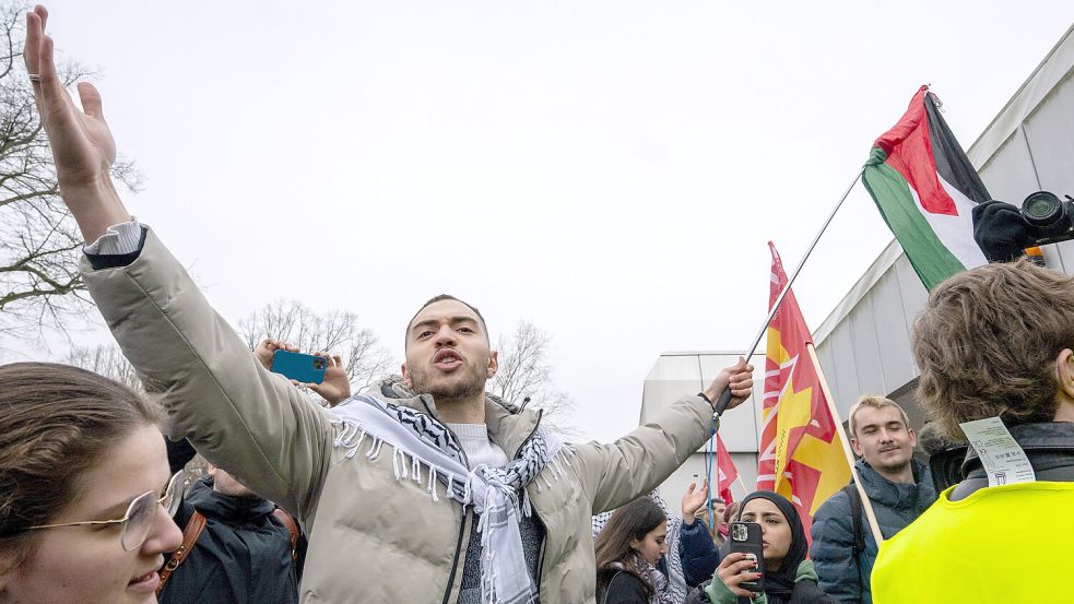 Etwa 80 Menschen nahmen am Donnerstag an einer pro-palästinensischen Demo vor der FU Berlin teil. Foto: dpa/Monika Skolimowska