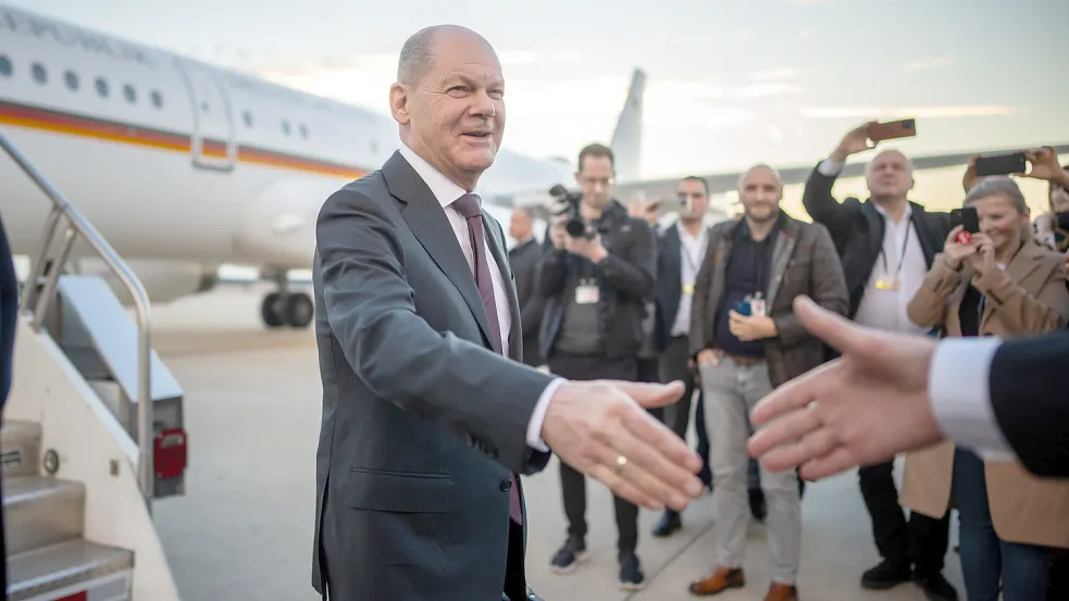 Scholz will US-Präsident Biden im Weißen Haus treffen. Dabei traf er auch einen besonderen Kollegen. Foto: dpa/Michael Kappeler