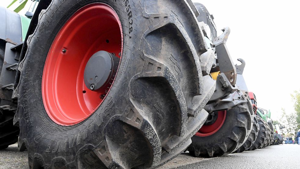 Landesweit gehen Landwirte auf die Straße, um auf ihre Anliegen aufmerksam zu machen. Das führt Beeinträchtigungen im Straßenverkehr. An diesem Sonnabend ist auch im Landkreis Cloppenburg eine kreisweite Sternfahrt geplant. Foto: Carsten Rehder / DPA