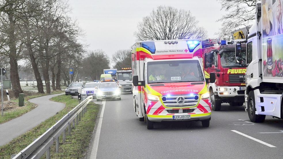 Zwei Menschen wurden bei dem Unfall verletzt und nach der Versorgung durch den Rettungsdienst ins Krankenhaus gebracht. Foto: Wolters