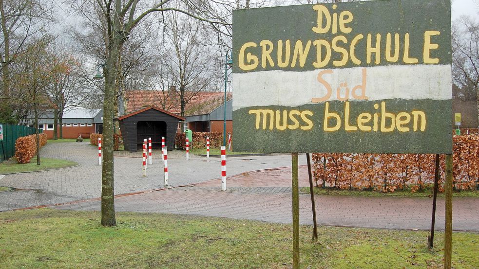 Mit diesem Schild wurde gegen die Schließung der Grundschule Burlage demonstriert.