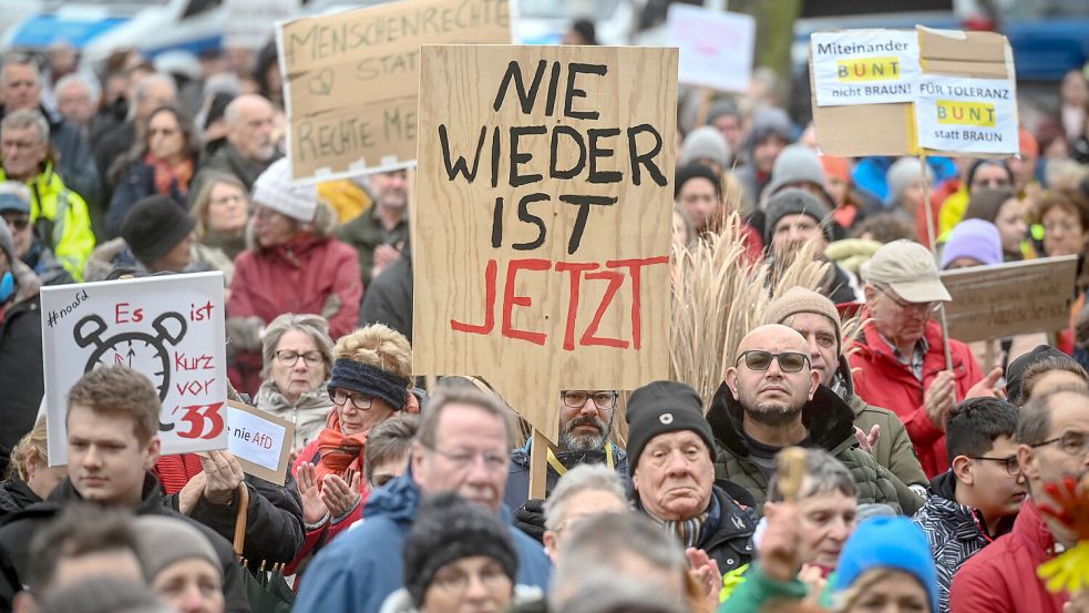 „Nie wieder ist jetzt“-Schilder sind die letzten Wochen oft auf Demonstration gegen Rechtsextremismus und die AfD zu sehen. Foto: imago images/Markus van Offern