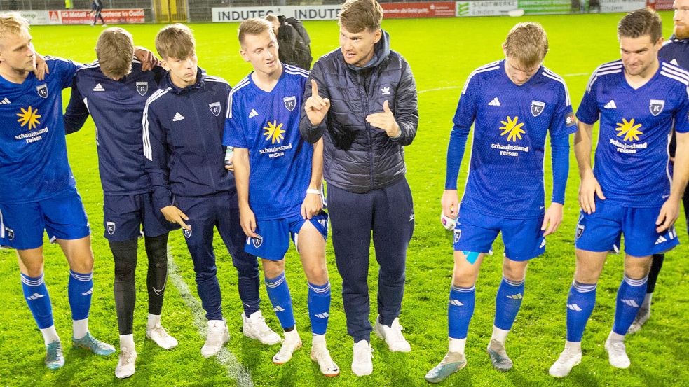 Manager Henning Rießelmann (Mitte) ist ein Freund von frühzeitiger Planung. So besitzen schon viele Spieler einen Vertrag über die Saison hinaus. Aber einige Gespräche stehen noch an. Foto: Doden/Emden