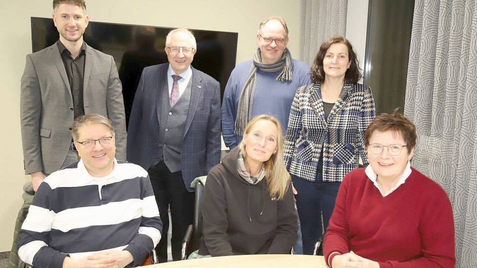 Die erfolgreiche Arbeit des Fördervereins des AMG Friesoythe möchte der neue Vorstand fortsetzen. Gewählt wurden (stehend, von links: Felix Immken, Johannes Beermann, Peter Stelter und Pia van de Lageweg sowie (sitzend, von links): Thomas Orth, Elisabeth Schölzel-Plaggenborg und Hedwig Nienaber. Foto: C. Passmann