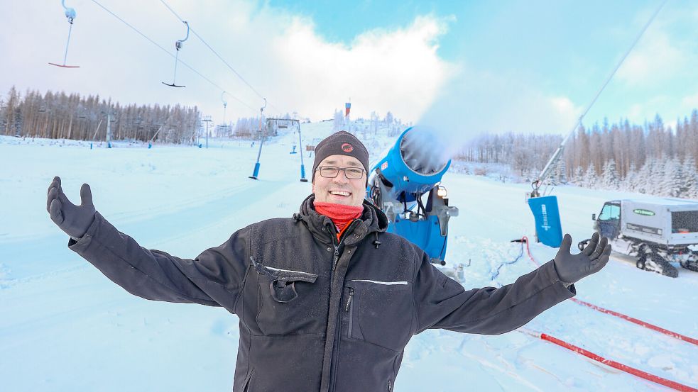 Fabian Brockschmidt freut sich, wenn es am Wurmberg schneit. Für die Skipiste greift er aber längst auf technische Mittel zurück. Foto: imago-images/localpic