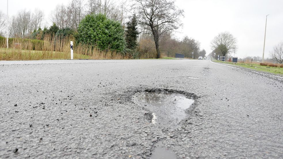 Der Landkreis Leer will in diesem Jahr einige Straße sanieren. Das Foto zeigt die Nüttermoorer Straße in Leer. Foto: Wolters