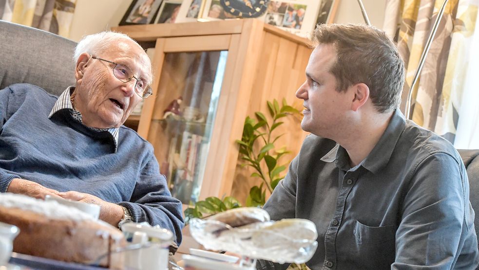 Stern-Reporter Nicolas Büchse (rechts) hat viele Gespräche mit dem Holocaust-Überlebenden Albrecht Weinberg geführt. Foto: Ortgies