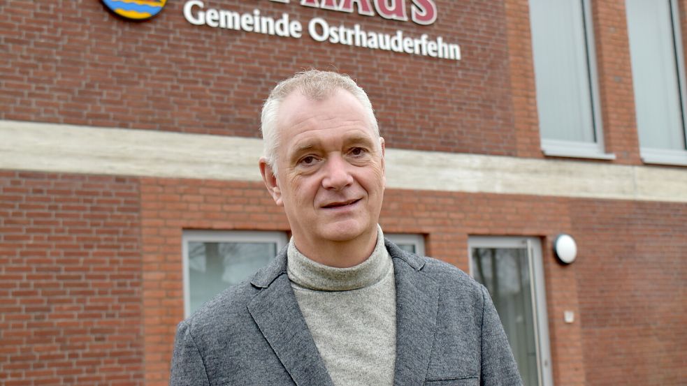 Ostrhauderfehns Bürgermeister Günter Harders steht vor dem Rathaus an der Hauptstraße. Der Verwaltungschef hatte vor einem Jahr einen Herzinfarkt erlitten. Foto: Zein