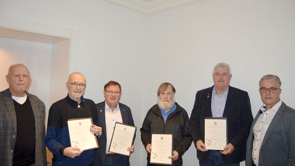 Heinz Gräßner (von links), Vorsitzender des Angelfischerverbandes im Landesfischereiverbandes Weser-Ems, zeichnete gleich vier Mitglieder des Fischereiverein Rhauderfehn für langjährige Tätigkeit im Verein aus. Das Foto zeigt Dietmar Conring, Gerhard Schulte, Friedhelm Trautwein und Ottmar Rosendahl. Ganz rechts ist der Vorsitzende des Vereins, Torsten Kramer, zu sehen. Fotos: Weers