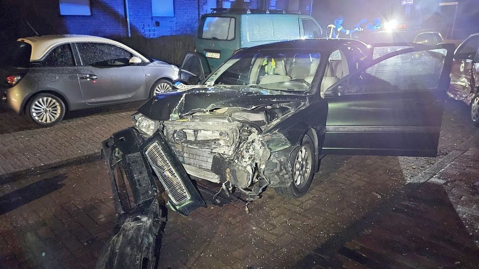 Das Auto des Unfallverursachers wurde erheblich beschädigt. Foto: Feuerwehr