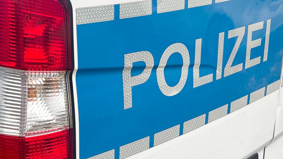Die Polizei in Niedersachsen ermittelt gegen einen Vater, dessen elfjähriger Sohn Auto fahren durfte. Foto: IMAGO/mix1