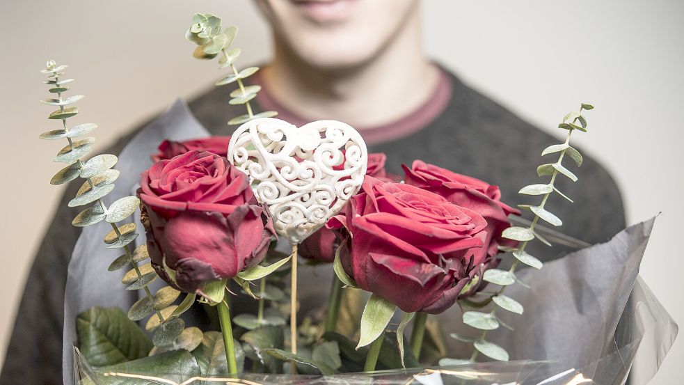 Am 14. Februar ist Valentinstag und die Suche nach einem Geschenk ist nicht immer leicht. Foto: dpa/Robert Günther