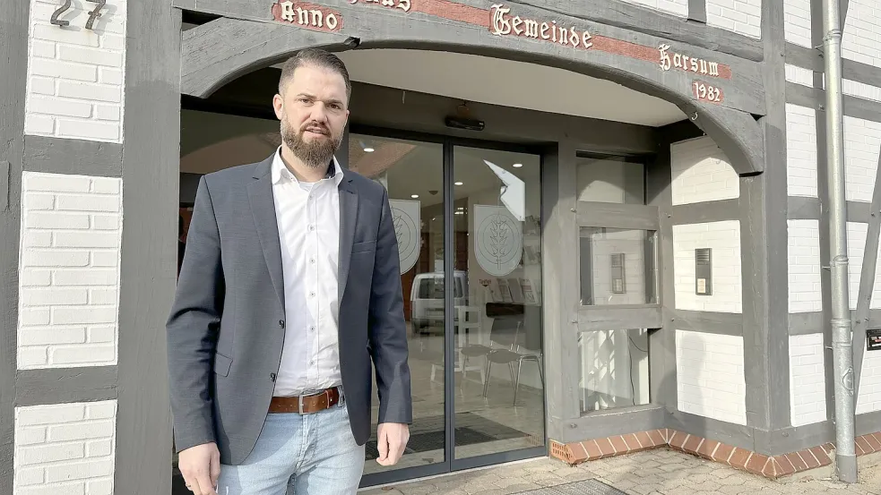 „Mein Herz schlägt für Harsum“, sagt Marcel Litfin. Der Bürgermeister der kleinen Gemeinde im Kreis Hildesheim steht vor „seinem“ Rathaus und mag sein Amt – obwohl er Todesdrohungen erhält. Foto: Lars Laue
