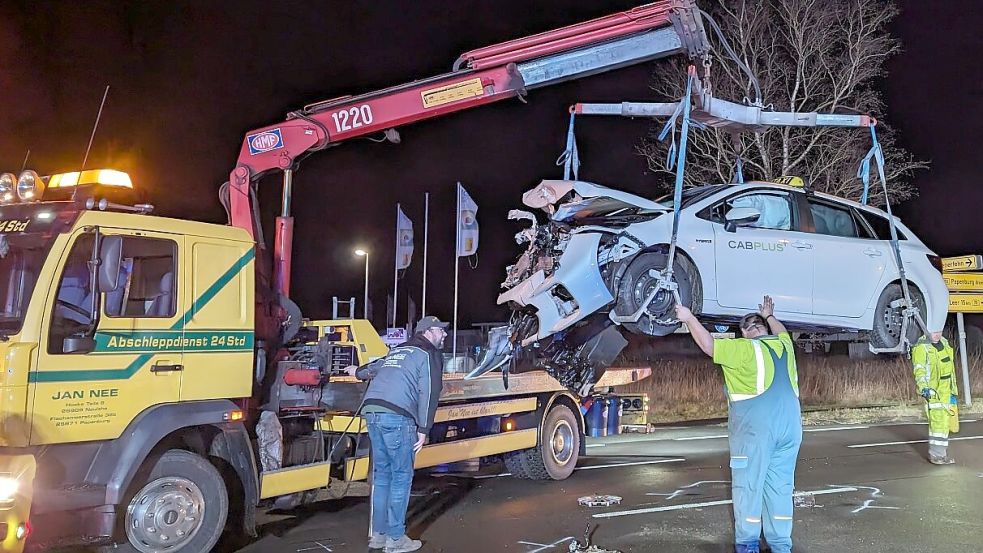 Das vollkommen demolierte Taxi musste nach dem schweren Unfall in der Nacht zu Samstag in Völlenerfehn abgeschleppt werden. Fotos: Bruns/Feuerwehr