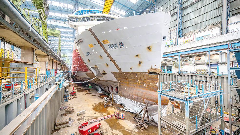 Wird bald überführt: das Kreuzfahrtschiff „Silver Ray“ in einer Halle der Meyer-Werft. Foto: Schuldt/dpa