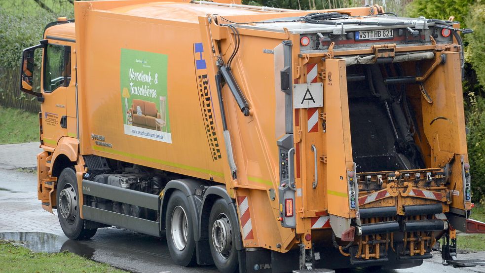 Ein Müllfahrzeug der Firma Bohmann. Das Entsorgungsunternehmen holte die gelben Säcke am Tag nach dem regulären Abfuhrtermin ab. Foto: Kruse