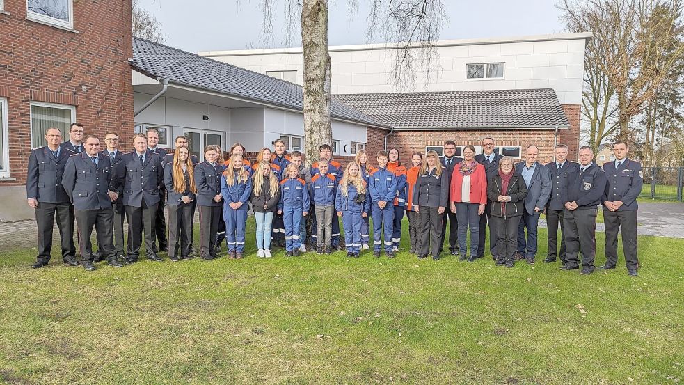 Zu einem gemeinsamen Foto stellte sich die Jugendfeuerwehr Völlenerfehn mit ihren Gästen bei der Jahreshauptversammlung auf. Foto: Feuerwehr