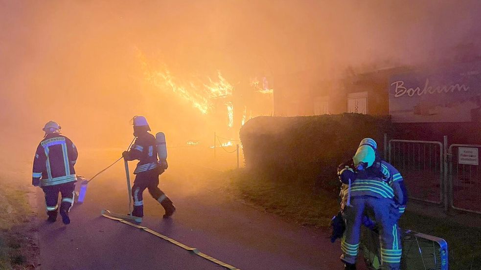 Am 11. Juli 2023 sollen zwei der Angeklagten den Brand im Van-Ameren-Bad gelegt haben. Foto: Archiv