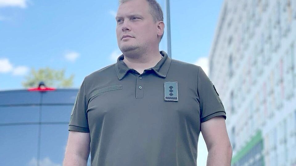 Dem Osnabrücker Betrüger und Soldaten Florian Grote kann man eine langweilige Karriere nicht nachsagen. Für seine Betrügereien harrt der 43-Jährige derzeit in einem Gefängnis in Kiew aus. Foto: Florian Grote