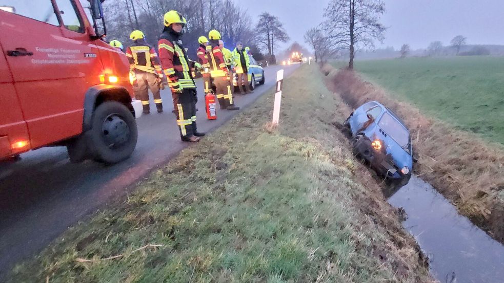 Die Feuerwehr musste ausrücken, um den Fahrer aus dem Auto zu befreien. Foto: Wolters