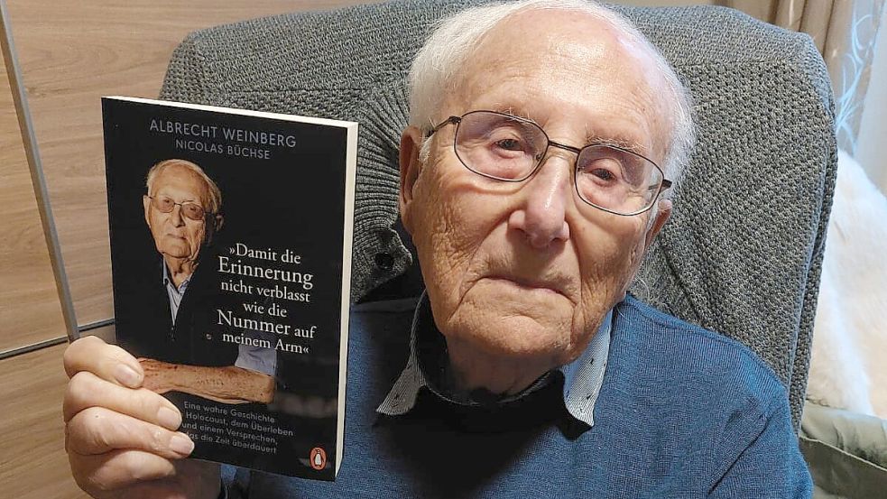 Albrecht Weinberg hält das neue Buch, das der Stern-Reporter Nicolas Büchse über den Holocaust-Überlebenden geschrieben hat, schon in seinen Händen. Foto: Dänekas