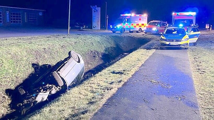 Ein Auto mit zwei Insassen ist am Dienstagabend auf der Bundesstraße 401 am Küstenkanal in Sedelsberg verunglückt. Zahlreiche Rettungskräfte waren im Einsatz. Foto: Giehl