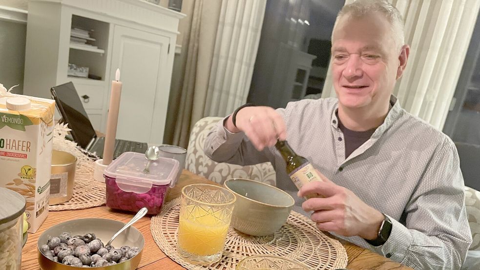 Günter Harders mischt sich das Müsli am Morgen selber aus frischen Zutaten zusammen. Fertiges mit Zucker kommt nicht auf den Tisch. Foto: Janßen