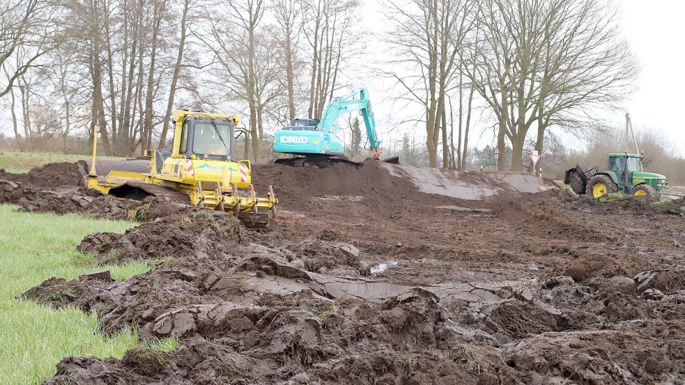 An der Deichstraße in Barßelermoor wird das erste Spülfeld für die Entsandungsmaßnahmen der Barßeler Gewässer vorbereitet. Foto: Passmann