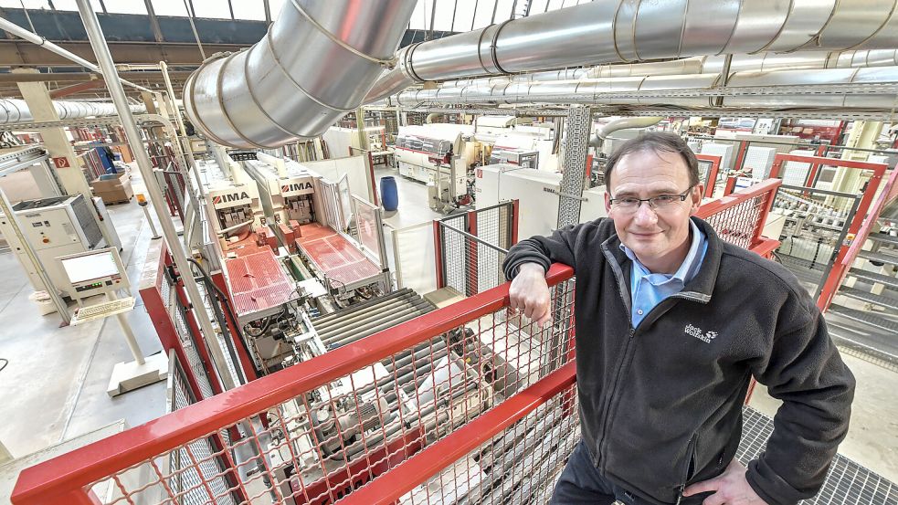 Geschäftsführer und Inhaber Dietmar Löcken in einer der Produktionshallen: Frisia Möbelteile verfügt über insgesamt 15 Fertigungslinien. Foto: Ortgies