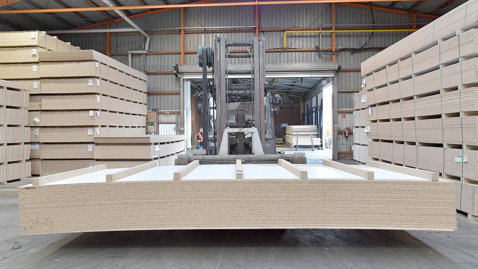 5,5 Tonnen Spanplatten liegen auf diesem großen Gabelstapler. Foto: Ortgies