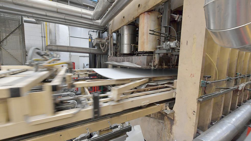 Diese Maschine verpresst die Melaminharz-Beschichtung auf eine Spanplatte. Foto: Ortgies