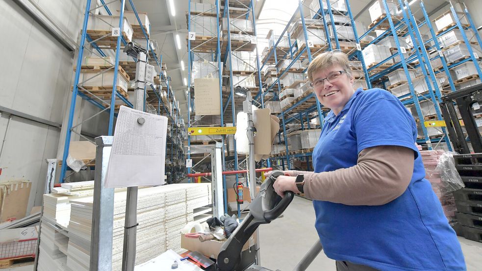 Gabriele Pastoor ist gerade dabei, die Teile für 75 Rollcontainer rauszusuchen und in eine Spezial-Transportbox zu packen. Foto: Ortgies