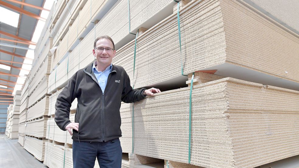 Geschäftsführer und Inhaber Dietmar Löcken zeigt die große Menge an Spanplatten, die in seinem Unternehmen verarbeitet werden. Foto: Ortgies