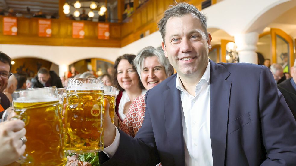SPD-Chef Lars Klingbeil stößt beim Politischen Aschermittwoch mit einer Maß Bier an. Foto: dpa/Daniel Karmann