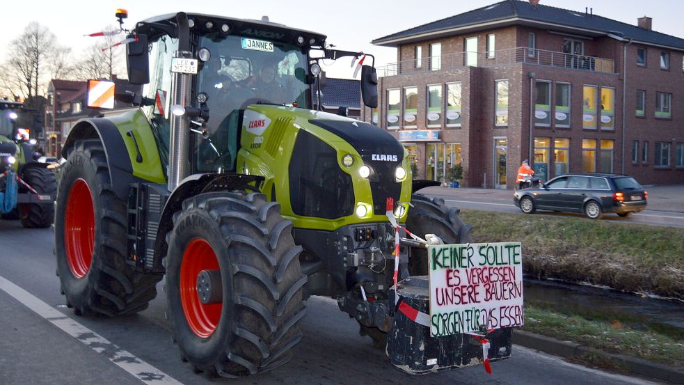 Seit Montag protestieren Landwirte gegen die Politik der Ampel-Regierung - wie auf diesem Bild auf dem Untenende in Rhauderfehn. Foto: Weers