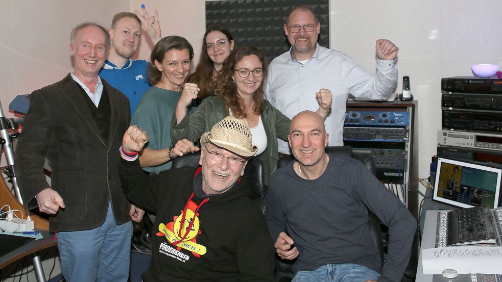 Gemeinsam mit anderen Mitarbeitenden der Gemeindeverwaltung Saterland nahm Bürgermeister Thomas Otto (hinten rechts) im Tonstudio eines Schlagerproduzenten in Hamburg einen Liebes-Song auf Saterfriesisch auf. Foto: privat