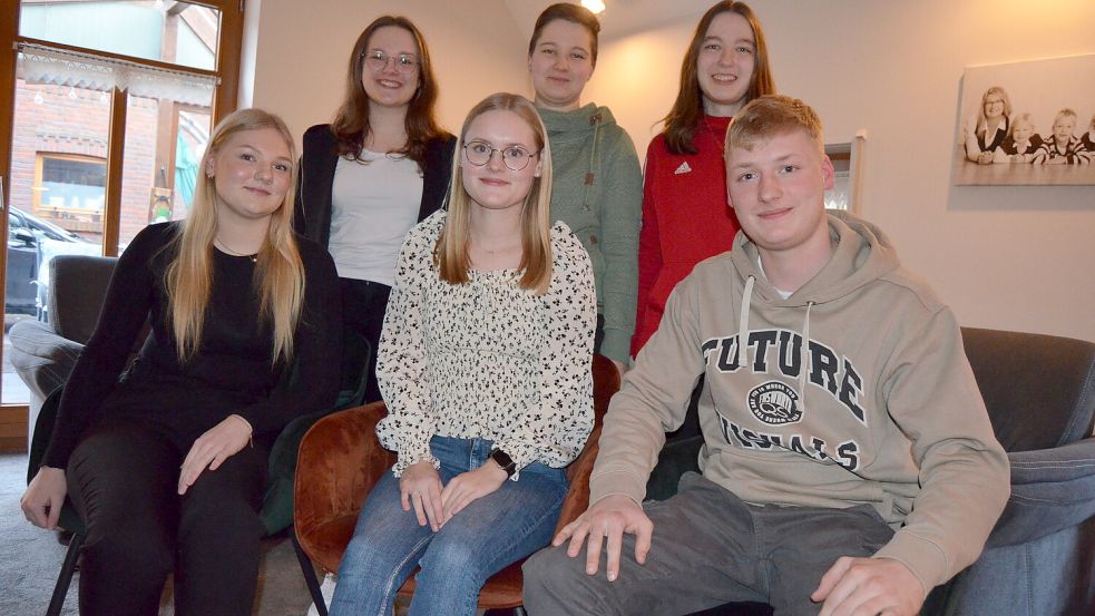 Die Osterfehntjer Drillinge im Doppelpack: (hinten, von links) Anna, Sarah und Laura Krämer, sowie (sitzend) Marie, Alina und Janno Ibelings. Die Schulkinder von einst sind erwachsen geworden und gehen alle erfolgreich ihren Weg. Foto: Fertig