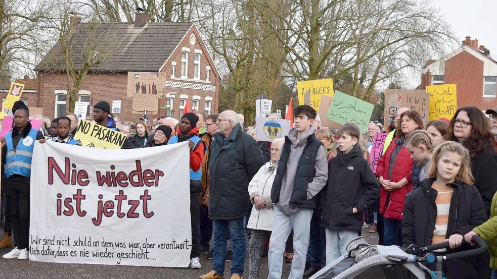 Rund 700 Menschen demonstrierten am vergangenen Sonnabend in Weener. Am Wochenende ist auch ein Protest in Uplengen geplant. Foto: Buntjer