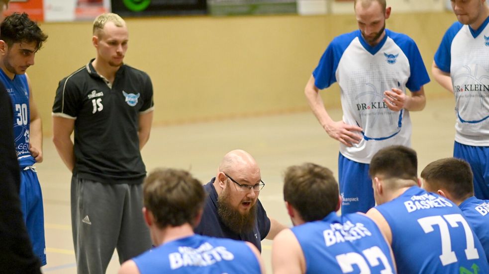 Jake Salinero (schwarzes Shirt) zog sich kurz vor dem Spiel wieder um und spielte in Westerstede nicht. Nun drohen dem US-Amerikaner Konsequenzen. Foto: Privat