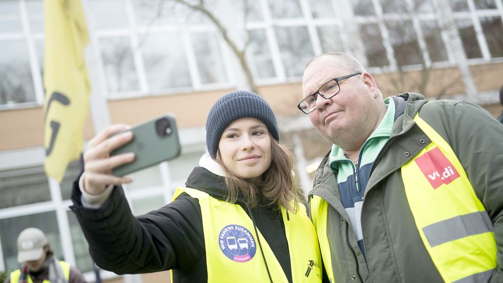 FFF-Aktivistin Luisa Neubauer macht ein Selfie mit Streikführer Lothar, als Verdi Anfang Februar Beschäftigte im öffentlichen Nahverkehr zum Streik aufgerufen hatte. Foto: dpa/Sebastian Gollnow